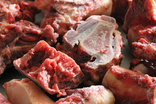 Kødfulde hesteben til lang tyggetid. Hesteben er lidt gule i farven fra naturens hånd. De er oplagte til kødben til hunde i en varieret BARF foderplan.